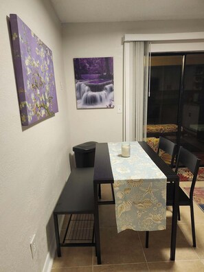 Dining - 2-bedroom house in adorable Crystal River , the Manatee capital of the world (Crystal River)