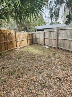 Property grounds - 2-bedroom house in adorable Crystal River , the Manatee capital of the world (Crystal River)