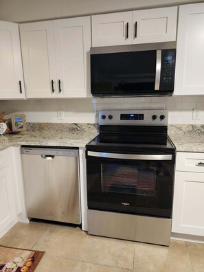Private kitchen - 2-bedroom house in adorable Crystal River , the Manatee capital of the world (Crystal River)