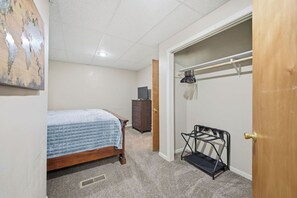 1 slaapkamer, een strijkplank/strijkijzer, gratis wifi, beddengoed