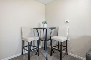 Dining - Cozy 1-bedroom apartment in peaceful Wathena with AC (Wathena)