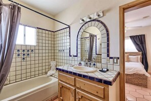 Shower, towels, shampoo - Quiet Bungalow near Beach Barefoot Bungalow 3 (Las Conchas)