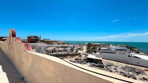 Eine Küstenstadt mit Gebäuden, einem Strand und dem Meer.
