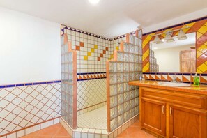 Shower, shampoo - Quiet Oceanview Home near Ocean Brisa del Mar B (Bahía la Choya)