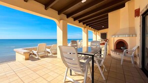 Outdoor dining - Charming 3-Bedroom Beachfront Home Bahia Delfin (Las Conchas)