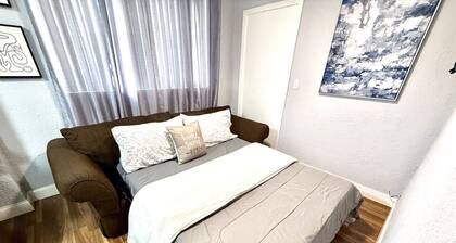 Private Bungalow near Tropical Park, FIU, free parking & Wfi