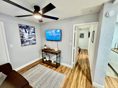 Private Bungalow near Tropical Park, FIU, free parking & Wfi