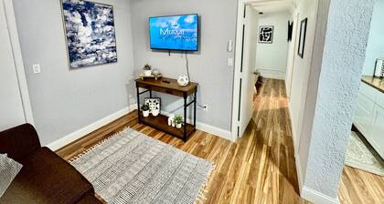 Private Bungalow near Tropical Park, FIU, free parking & Wfi