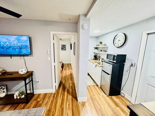 Private Bungalow near Tropical Park, FIU, free parking & Wfi