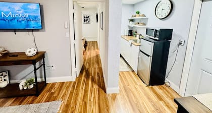 Private Bungalow near Tropical Park, FIU, free parking & Wfi