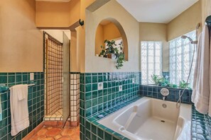 Shower, towels, shampoo - Beautiful Oceanview Bungalow Barefoot Bungalow 2 (Las Conchas)