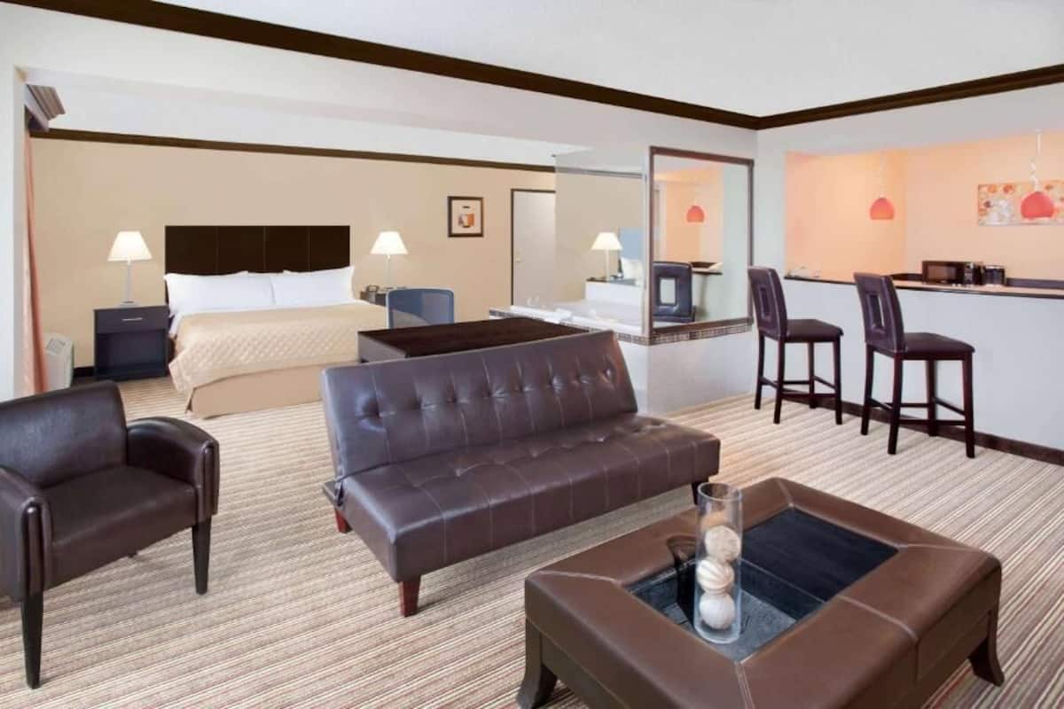 Deluxe Suite, 1 King Bed, Non Smoking