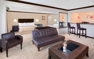Deluxe Suite, 1 King Bed, Non Smoking | In-room safe, desk, laptop workspace, free rollaway beds