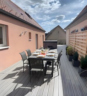 Outdoor dining - Holiday Home 'La Maison De La Boulangère' with Mountain View, Wi-Fi and Air Conditioning (Wihr-au-Val)