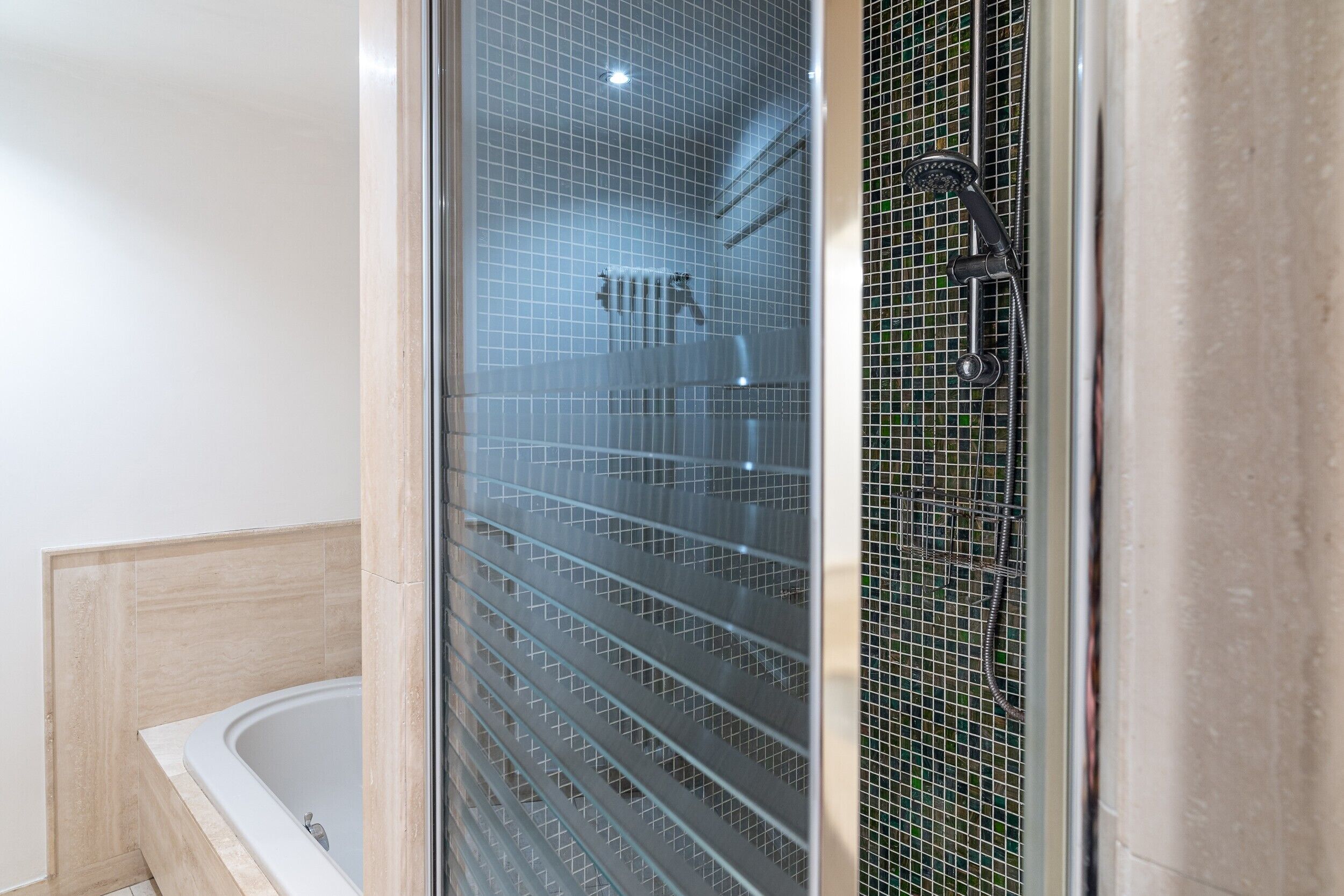 Dusche, Haartrockner, Handtücher