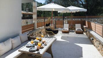 Leilighet – deluxe, fjellutsikt | Utendørsservering