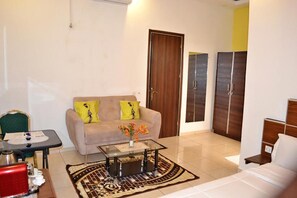 Habitación Confort doble, vistas a la piscina | Zona de estar