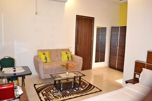 Habitación Confort doble, vistas a la piscina | Zona de estar