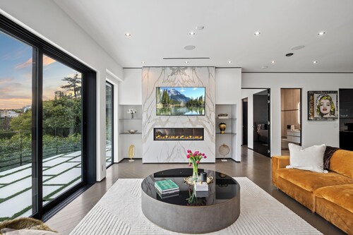 Sleek Hollywood Hills Mansion: Rooftop & City Views