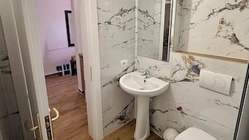 Family Apartment, 2 Bedrooms, Mountain View | Bathroom