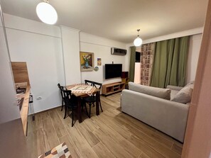 Departamento familiar, 2 habitaciones, vista a la montaña | Área de sala de estar