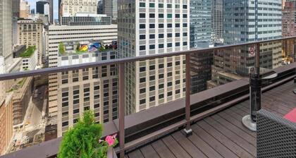 Luxe Midtown Studio condo full kitchen walk to train & major landmarks& skyline