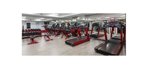 Ein Fitnessstudio mit Laufbändern, Kurzhanteln und Krafttrainingsgeräten.