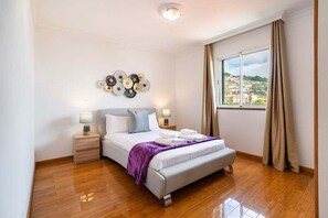 3 chambres, fer et planche à repasser, accès Internet, draps fournis