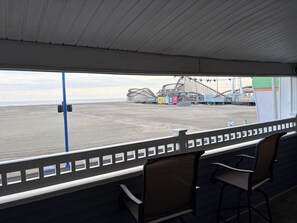 Beach - Spacious 3-bedroom condo on the boardwalk with fantastic views. (Wildwood)