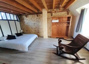 1 bedroom, iron/ironing board, WiFi, bed sheets - Le Petit Menhir Vacation Rental (Trans-la-Forêt)