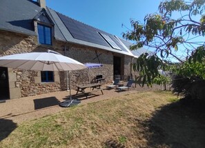 Outdoor dining - Le Petit Menhir Vacation Rental (Trans-la-Forêt)