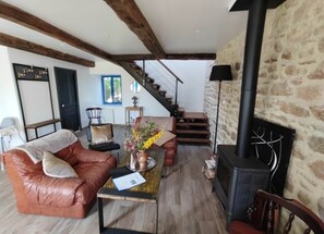 TV, fireplace, stereo - Le Petit Menhir Vacation Rental (Trans-la-Forêt)