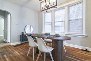 Dining - MTR-Gym Gear-Garage Parking-Patio - Work Space (Chicago)