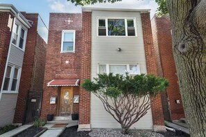 Exterior - MTR-Gym Gear-Garage Parking-Patio - Work Space (Chicago)