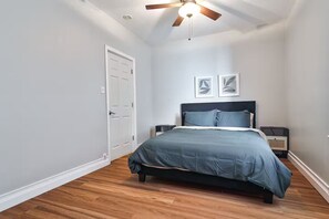 Room - MTR-Gym Gear-Garage Parking-Patio - Work Space (Chicago)