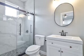 Shower, hair dryer - MTR~TopFloor~Patio~PetFriendly~FreeParking (Chicago)