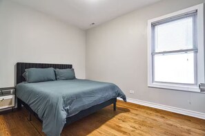 3 bedrooms, iron/ironing board, WiFi, bed sheets - MTR~TopFloor~Patio~PetFriendly~FreeParking (Chicago)