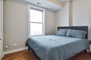 3 bedrooms, iron/ironing board, WiFi, bed sheets - MTR~TopFloor~Patio~PetFriendly~FreeParking (Chicago)