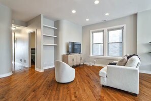 Living area - MTR~TopFloor~Patio~PetFriendly~FreeParking (Chicago)