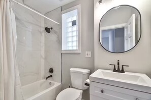 Bathroom - MTR~TopFloor~Patio~PetFriendly~FreeParking (Chicago)