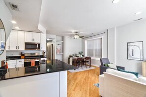 Interior - MTR~Patio~PetFriendly~FreeParking~WalkingTreadmill (Chicago)