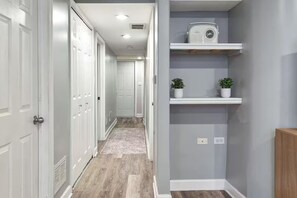 Interior - MTR~Patio~PetFriendly~FreeParking~KingBed (Chicago)