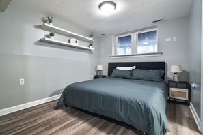 3 bedrooms, iron/ironing board, WiFi, bed sheets - MTR~Patio~PetFriendly~FreeParking~KingBed (Chicago)