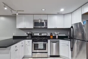 Private kitchen - MTR~Patio~PetFriendly~FreeParking~KingBed (Chicago)