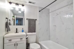 Shower, hair dryer - MTR~Patio~PetFriendly~FreeParking~KingBed (Chicago)