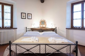 5 bedrooms, iron/ironing board, free WiFi, bed sheets