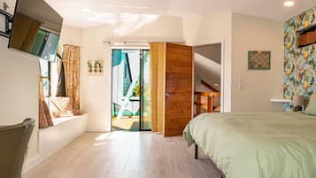 3 bedrooms, desk, iron/ironing board, travel cot