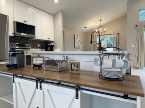 Fridge, microwave, oven, stovetop - Pool, Park, & Ramp! Book today! (Port St. Lucie)