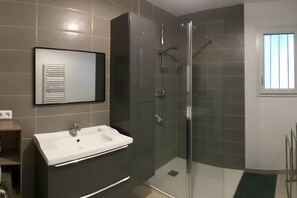 Een douche, een haardroger, handdoeken