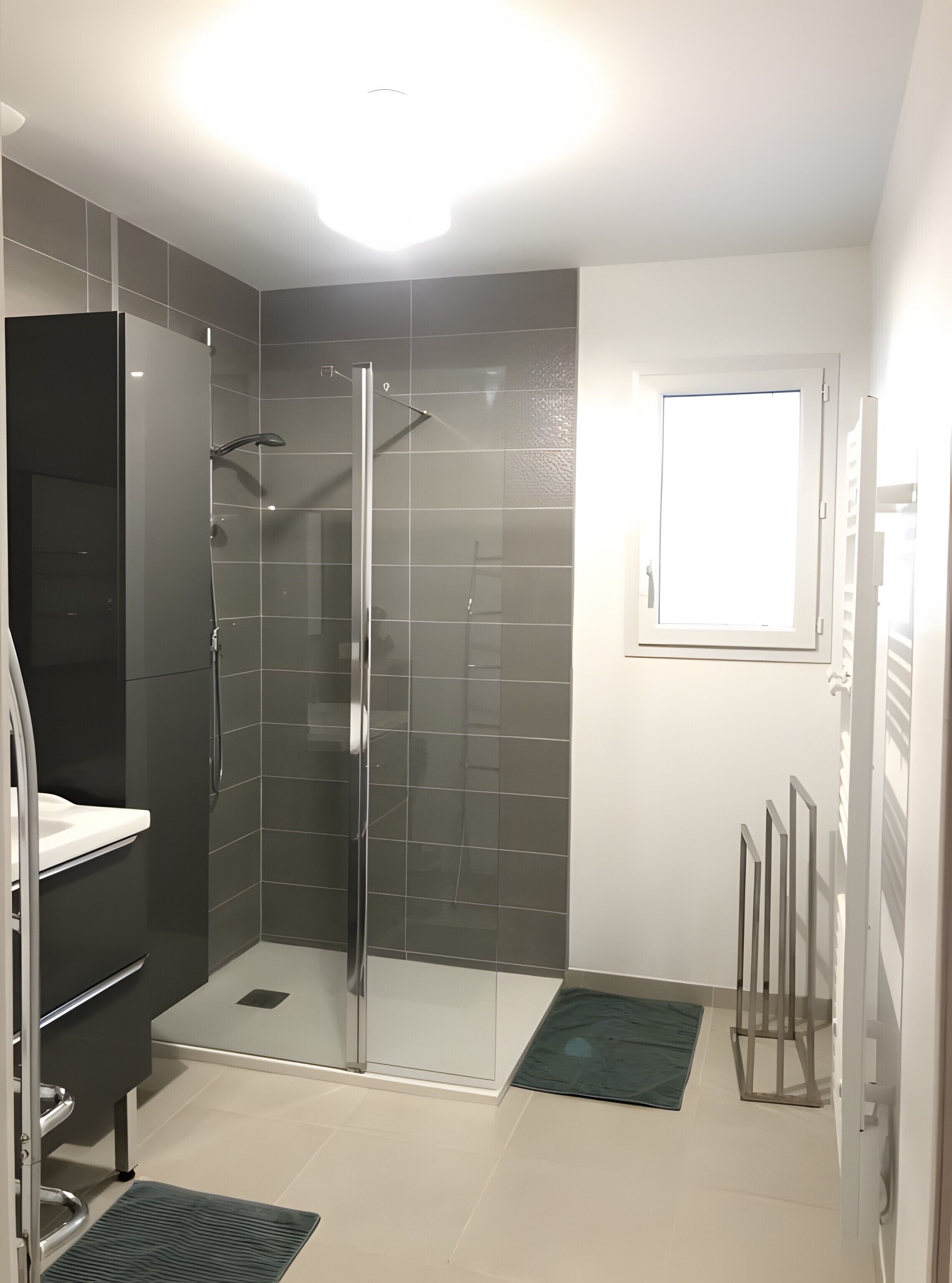 Een douche, een haardroger, handdoeken